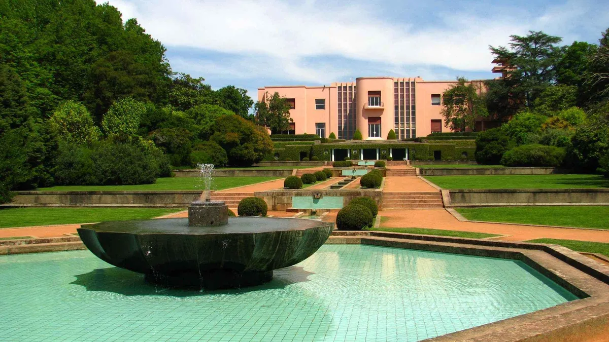 The pink Art Deco villa and its fountain in the gardens of Serralves in Porto